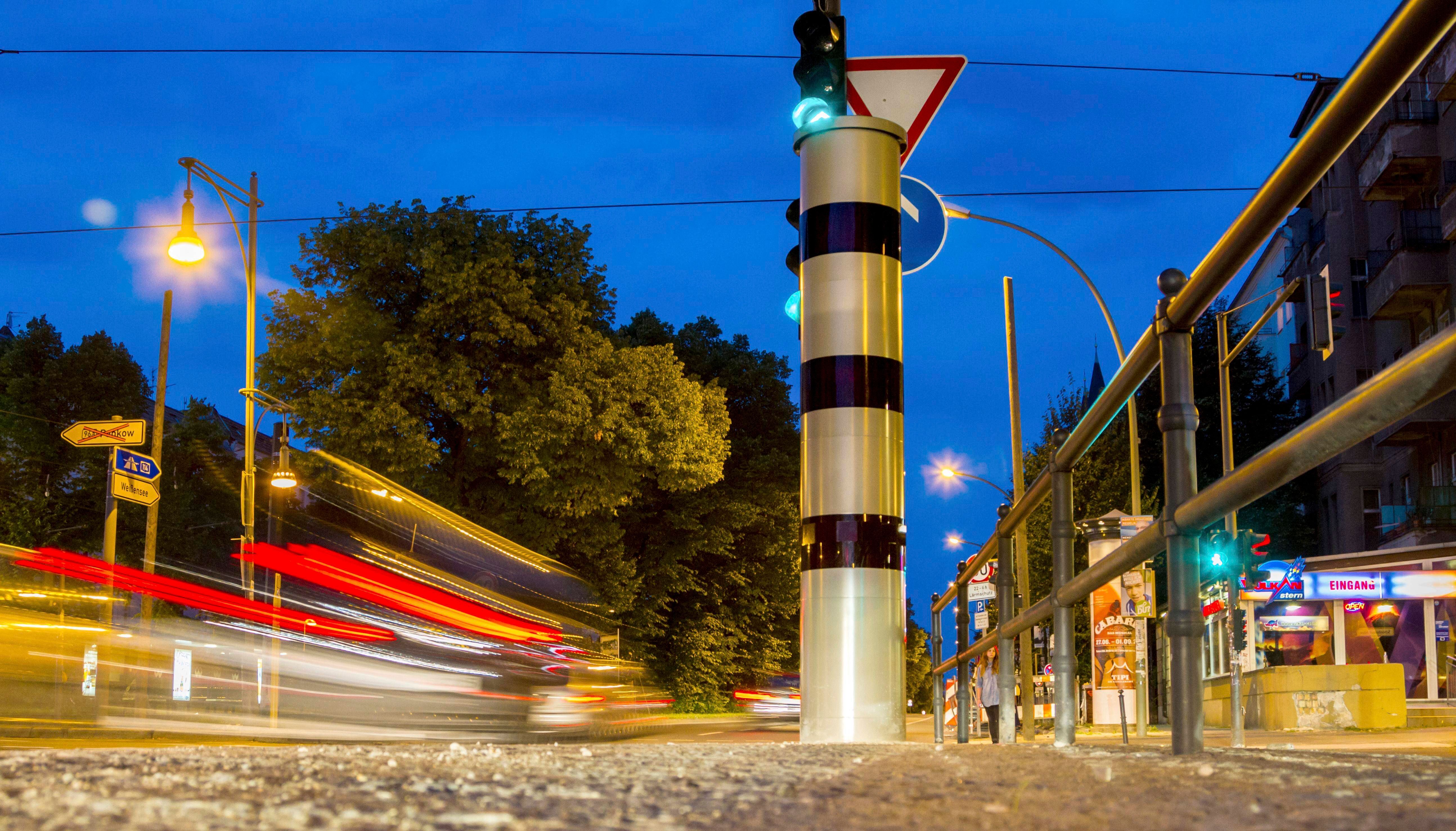 Explosion in Wilmersdorf: Unbekannte sprengen Blitzersäule auf dem Kurfürstendamm