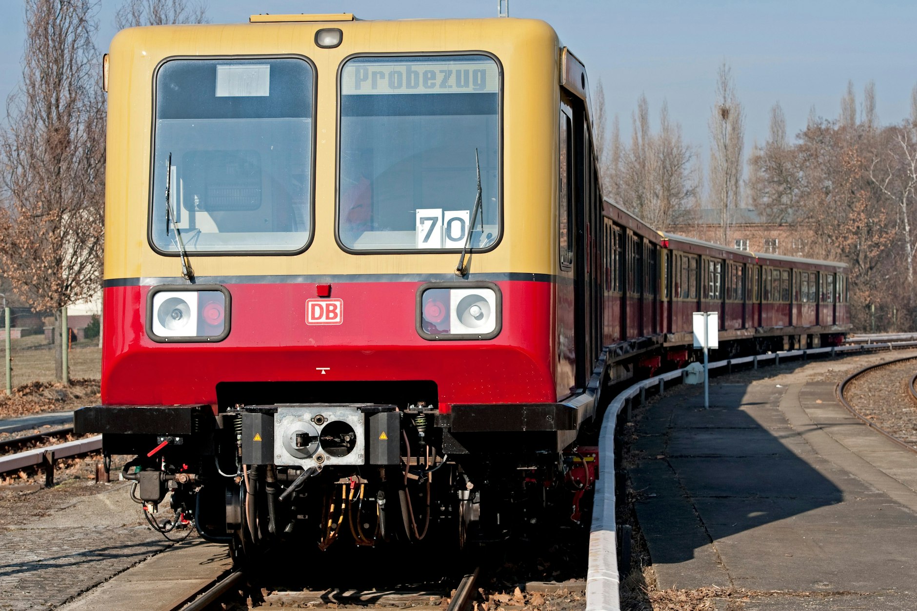 Ein reaktivierter S-Bahn Viertelzug vom Typ 485 fährt in Berlin-Schöneweide über die Bahngleise. Für insgesamt 16 Millionen Euro Investitionssumme kamen 20 vollsanierte Viertelzüge der zu DDR-Zeiten entwickelten Baureihe 485 wieder in den S-Bahn-Verkehr zurück. 