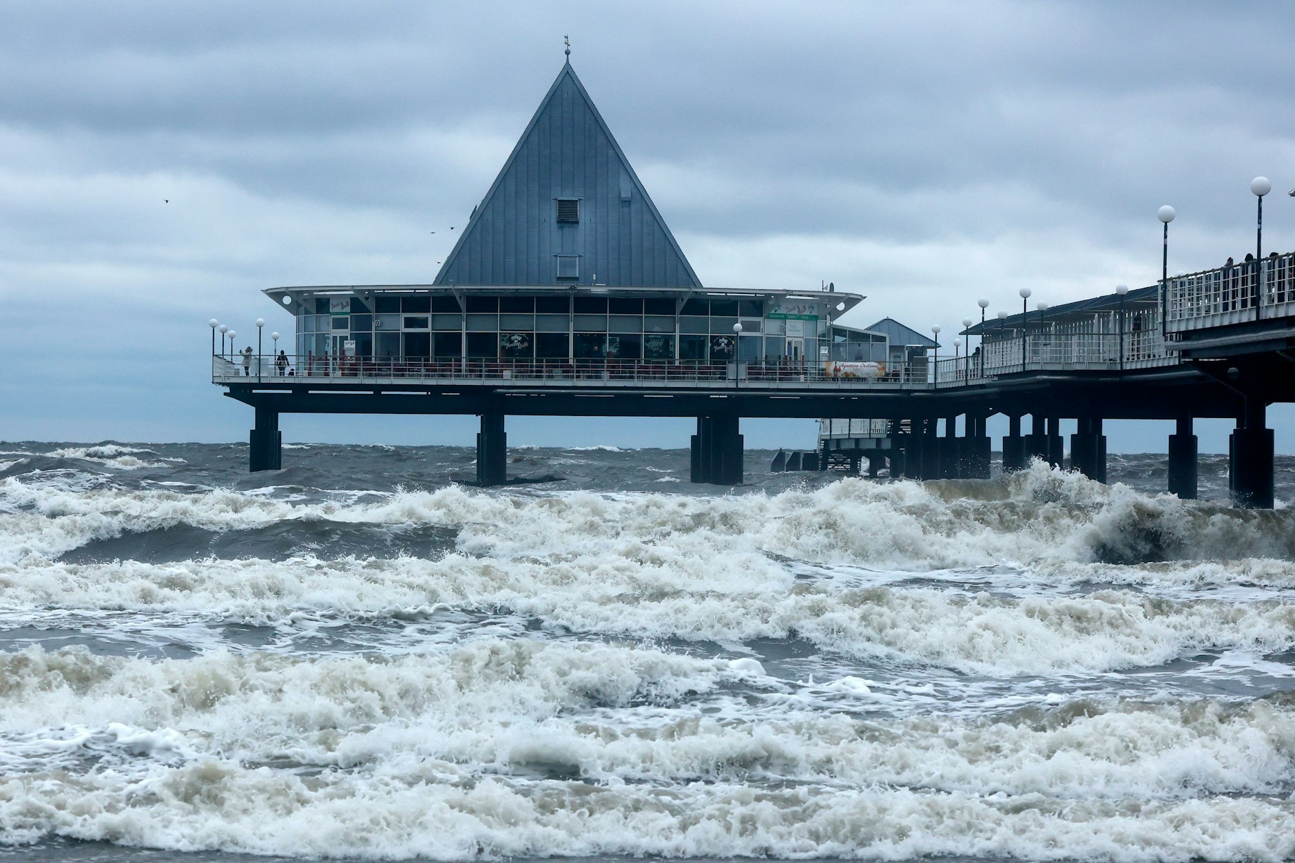 Sturmflut herrschte auch am Seebad Heringsdorf auf Usedom an der Ostsee.