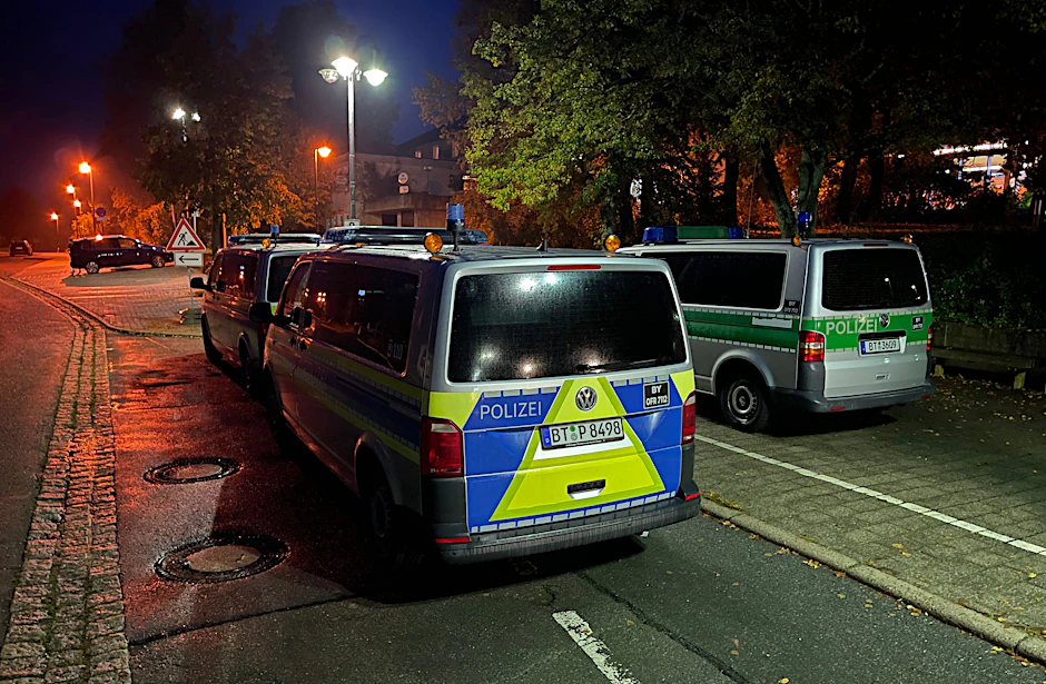 Polizeifahrzeuge stehen vor der Gesamtschule in Hollfeld (Landkreis Bayreuth), die nach einer Bombendrohung geschlossen ist.
