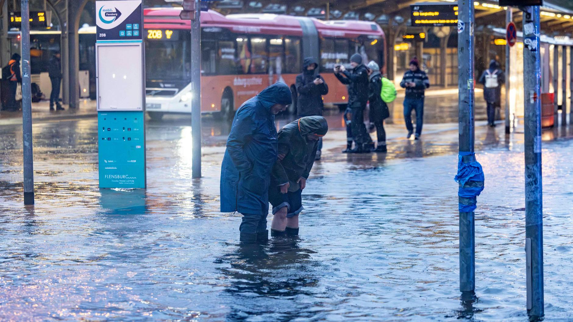 Das Sturmtief Babet hat einen eine Bushaltestelle in Flensburg überflutet.