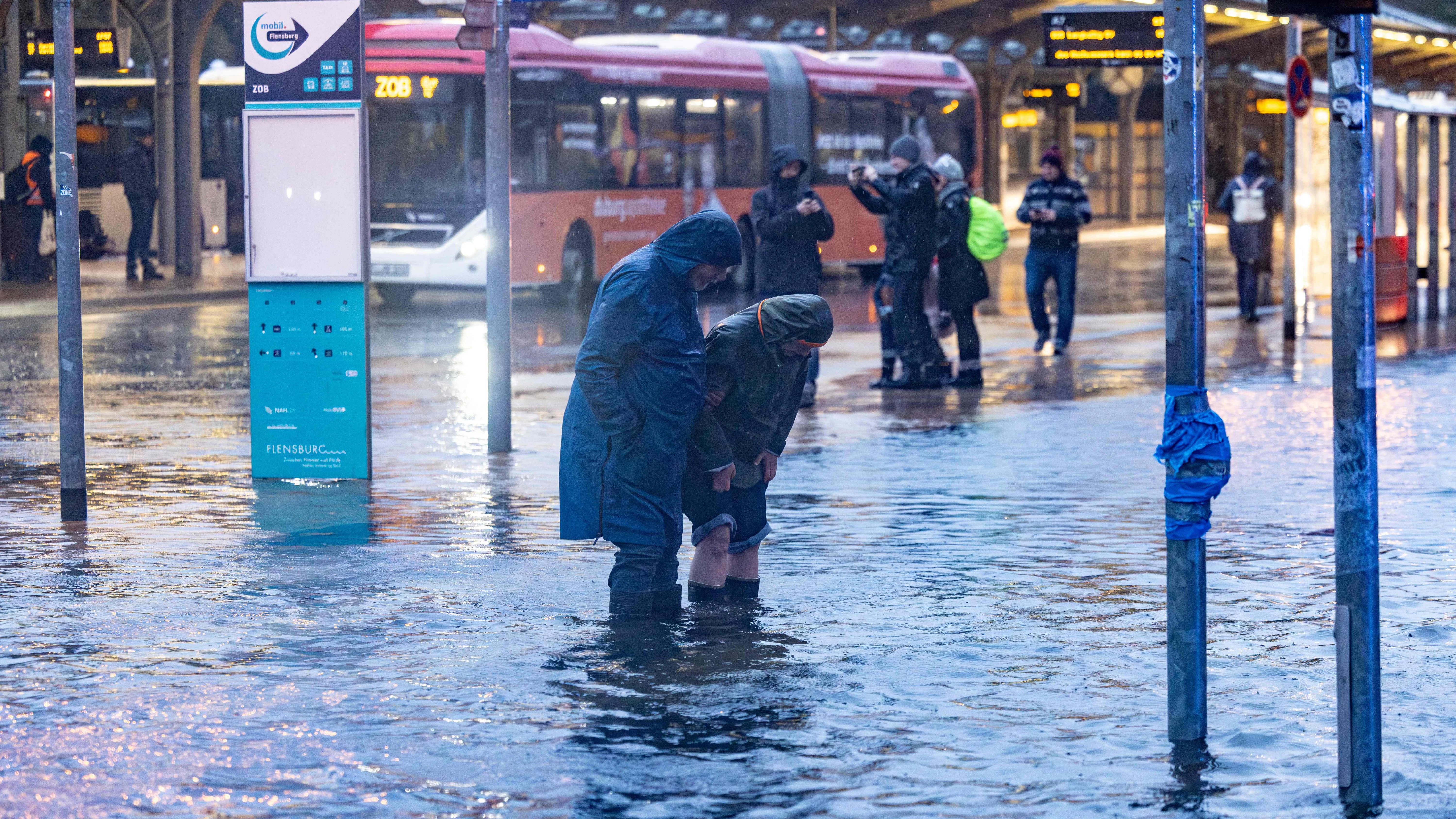 Das Sturmtief Babet hat einen eine Bushaltestelle in Flensburg überflutet.
