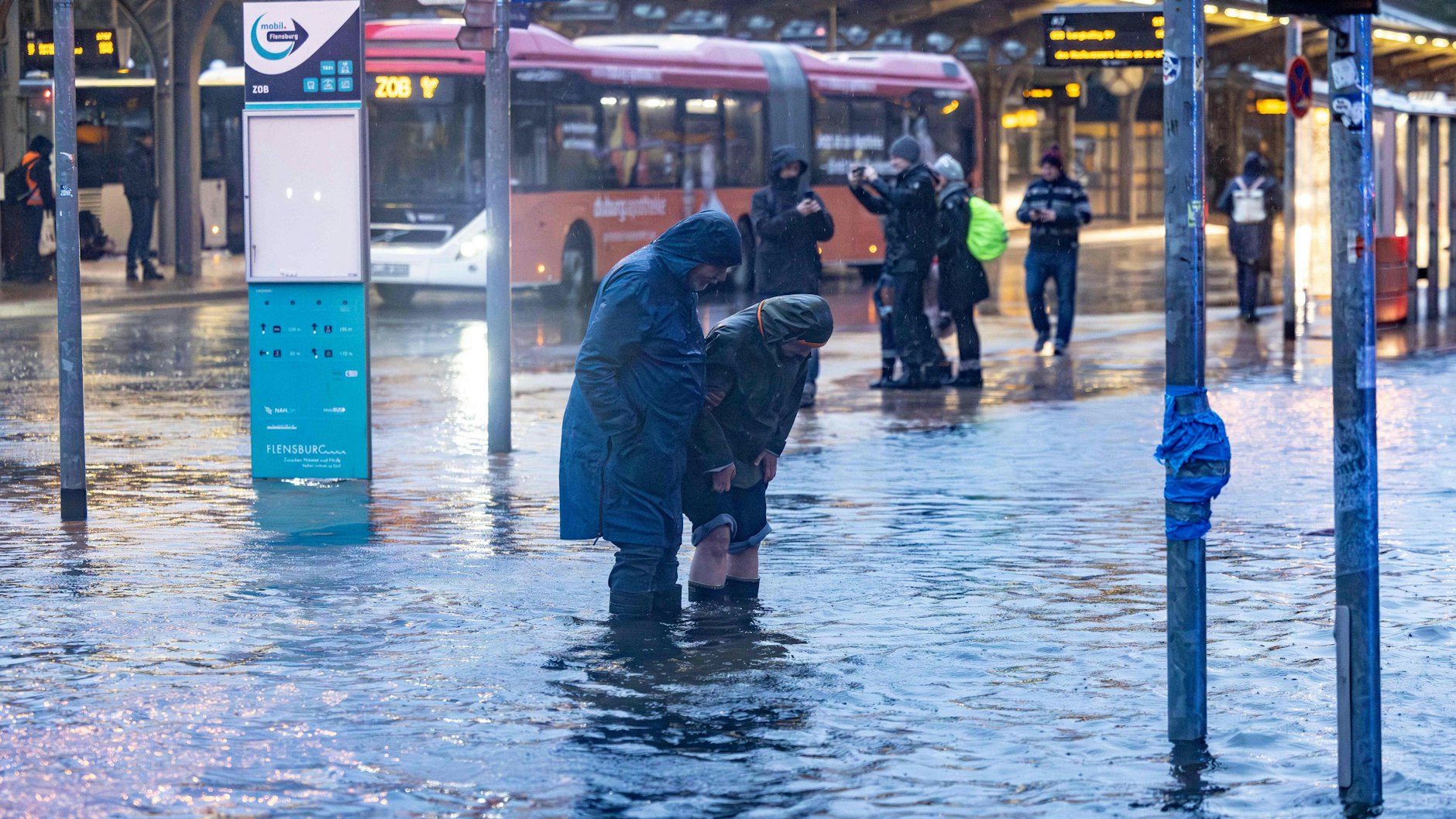 Das Sturmtief Babet hat einen eine Bushaltestelle in Flensburg überflutet.