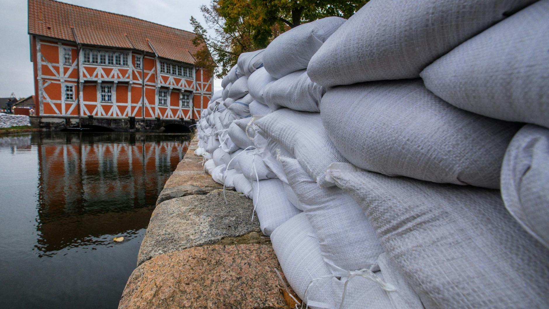 Wegen einer erwarteten Sturmflut an der Ostseeküste wurden in Wismar Uferbereiche in der Nähe des Stadthafens mit Sandsäcken verstärkt.