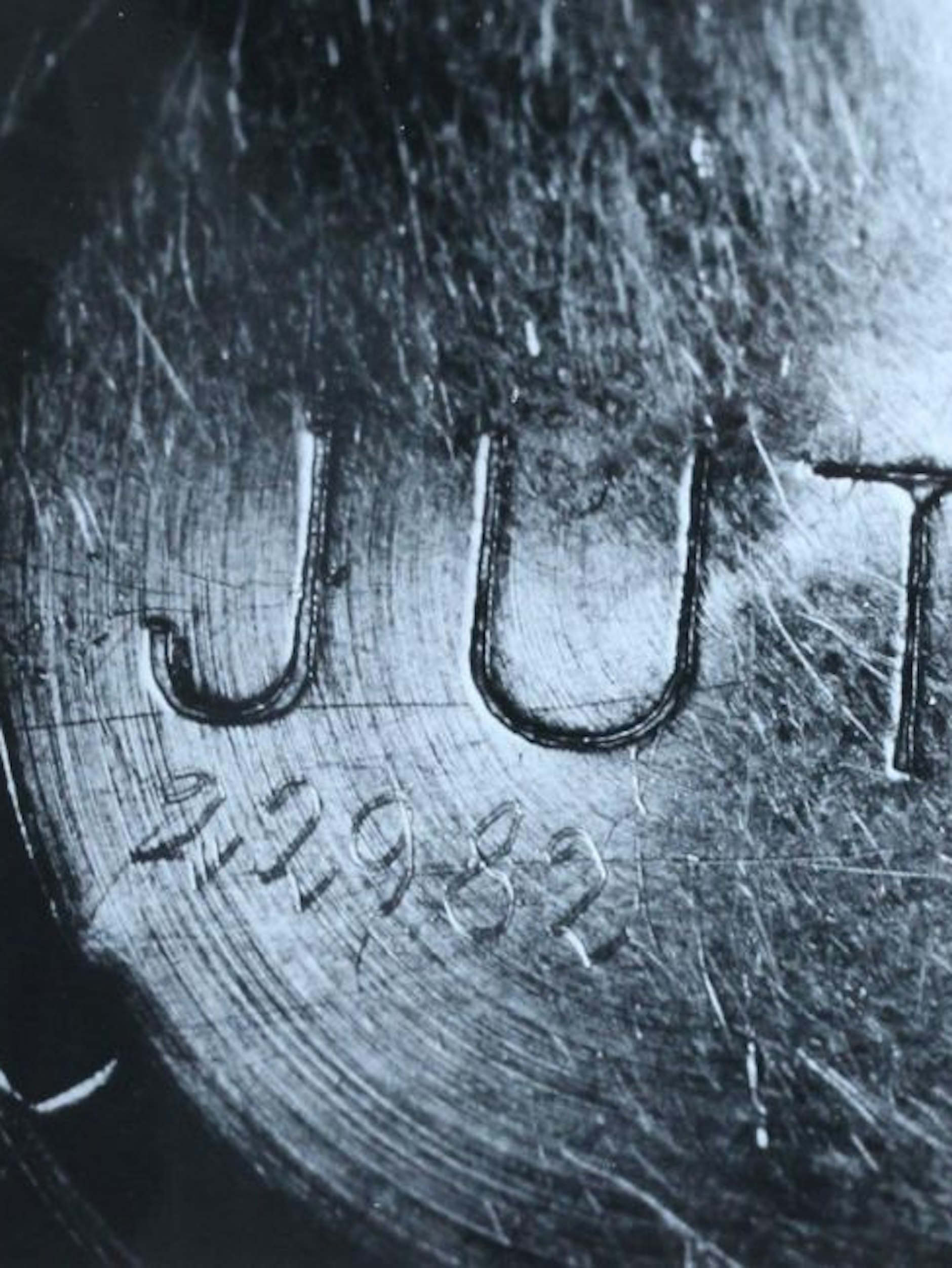 In die Rückseite der Armbanduhr des Mordopfers aus dem Spandauer Forst sind Zahlen eingeritzt.