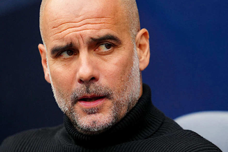 ARCHIV - Trainer Pep Guardiola wurde mit Manchester City bei der Anreise nach Leipzig aufgehalten..  
