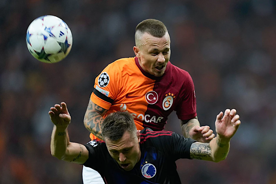 Galatasarays Angelino gewinnt das Kopfballduell gegen Lukas Lerager vom FC Kopenhagen.  