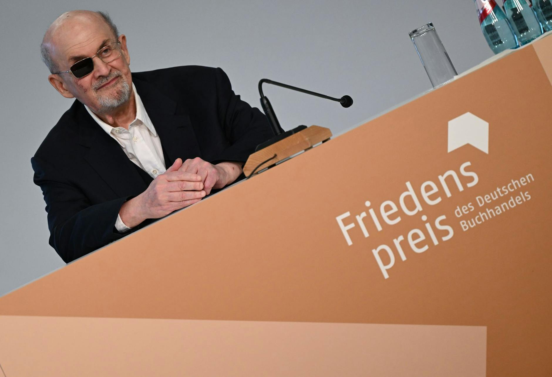 Der britisch-indische Schriftsteller Salman Rushdie ist besorgt über die aktuelle politische Lage, will aber die Hoffnung nicht aufgeben. «Die Welt ist in keinem guten Zustand», sagt der 76-Jährige auf der Frankfurter Buchmesse.