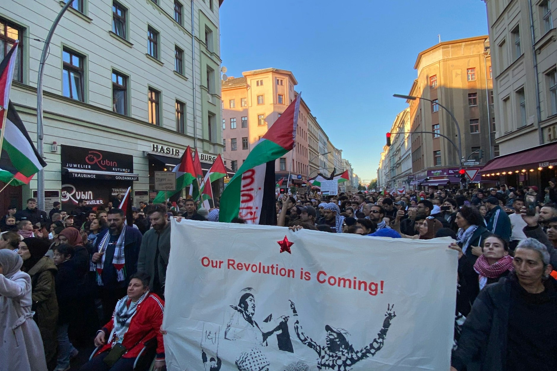 In der Oranienstraße wird der Demonstrationszug kurzzeitig gestoppt.