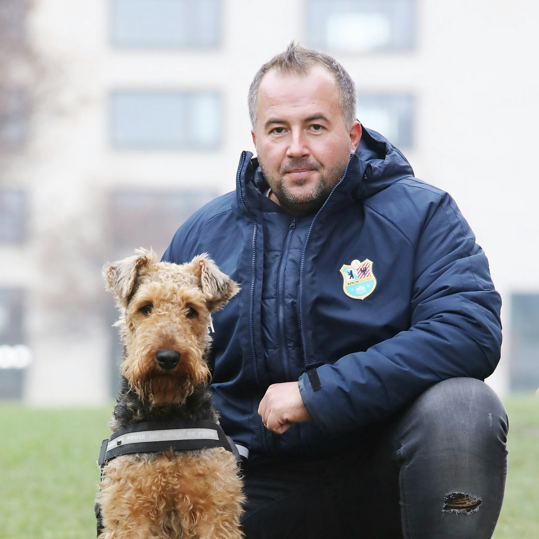 Adam Tesmer und sein Hund Taylor sind als Schädlingsbekämpfer Bettwanzen auf der Spur. Taylor wurde für die Suche nach den Krabblern ausgebildet.