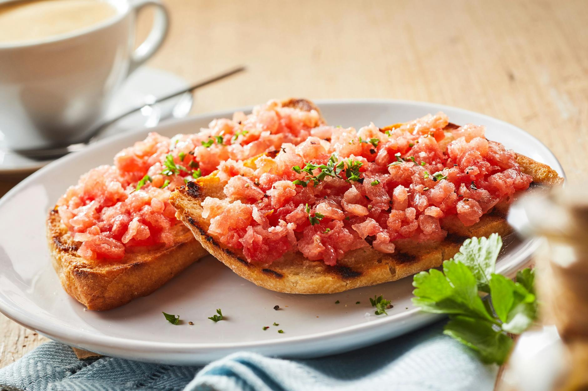 Das spanische Brot mit Tomaten, bekannt unter dem Namen Tostada Tomate, bringt Urlaubsfeeling auf den Frühstückstisch. Probieren Sie das Rezept sofort aus!