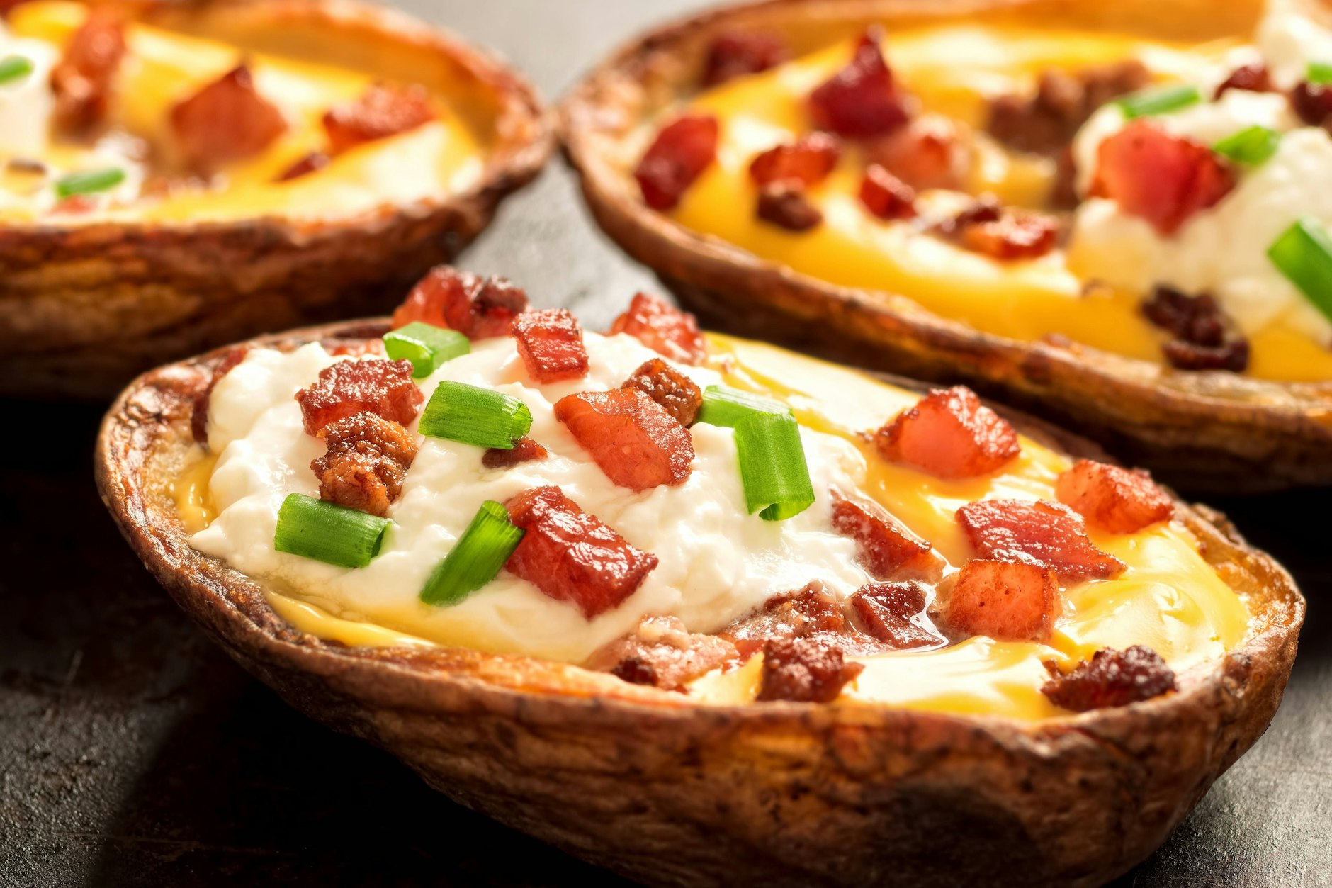 Sehen nicht nur lecker aus, sondern schmecken auch wunderbar: Die Potato Skins nach diesem Rezept sind eine echte Wohltat für den Gaumen!