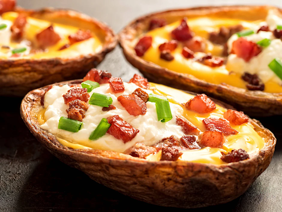 Sehen nicht nur lecker aus, sondern schmecken auch wunderbar: Die Potato Skins nach diesem Rezept sind eine echte Wohltat für den Gaumen!