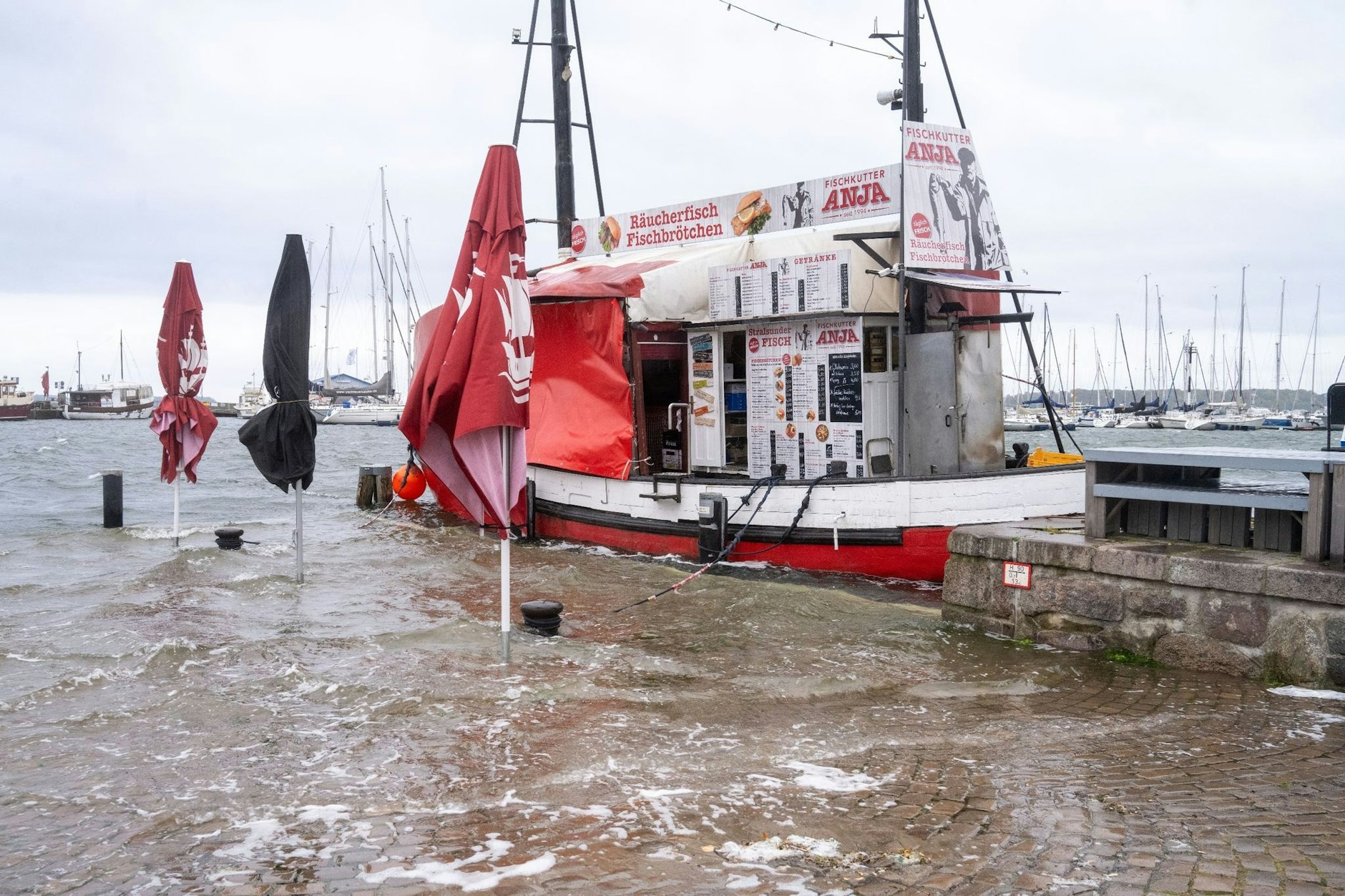 dpatopbilder - Wellen schlagen am Hafen von Greifswald auf einen Anleger.  