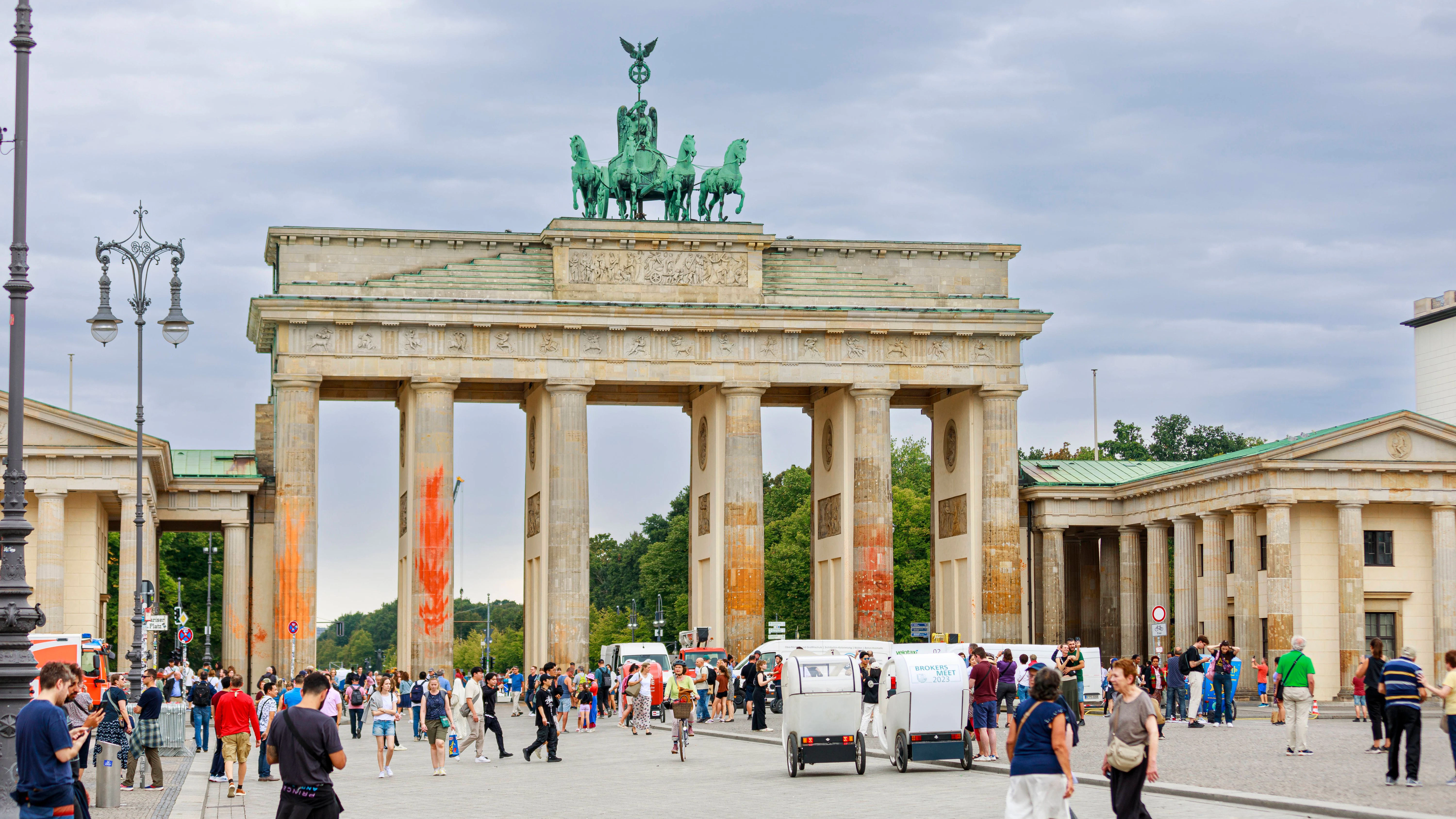 Noch immer ist die Farbe an den Säulen des Brandenburger Tors gut zu erkennen. Die Reinigung soll eine sechsstellige Summe kosten.