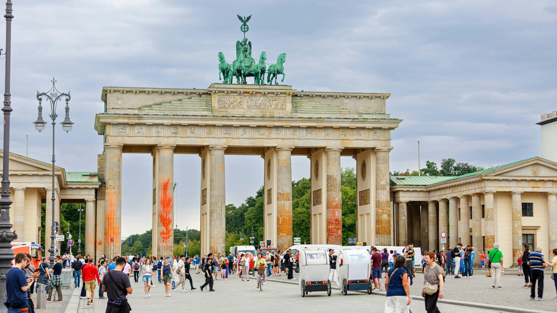Noch immer ist die Farbe an den Säulen des Brandenburger Tors gut zu erkennen. Die Reinigung soll eine sechsstellige Summe kosten.