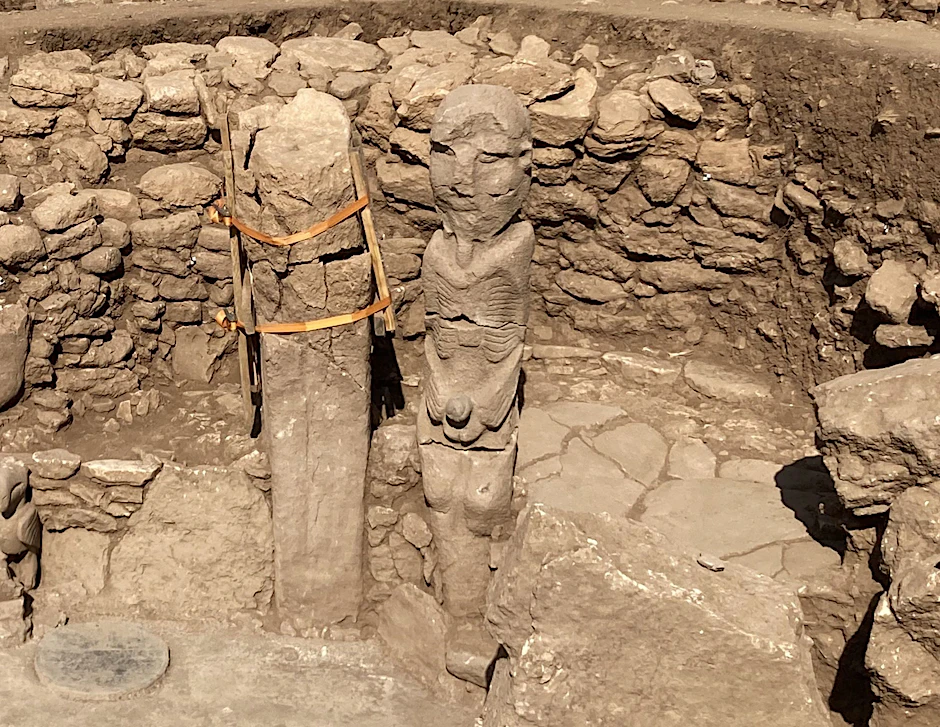 PRODUKTION - Eine etwa 10.000 Jahre alte Statue eines Mannes im türkischen Tas Tepeler.  