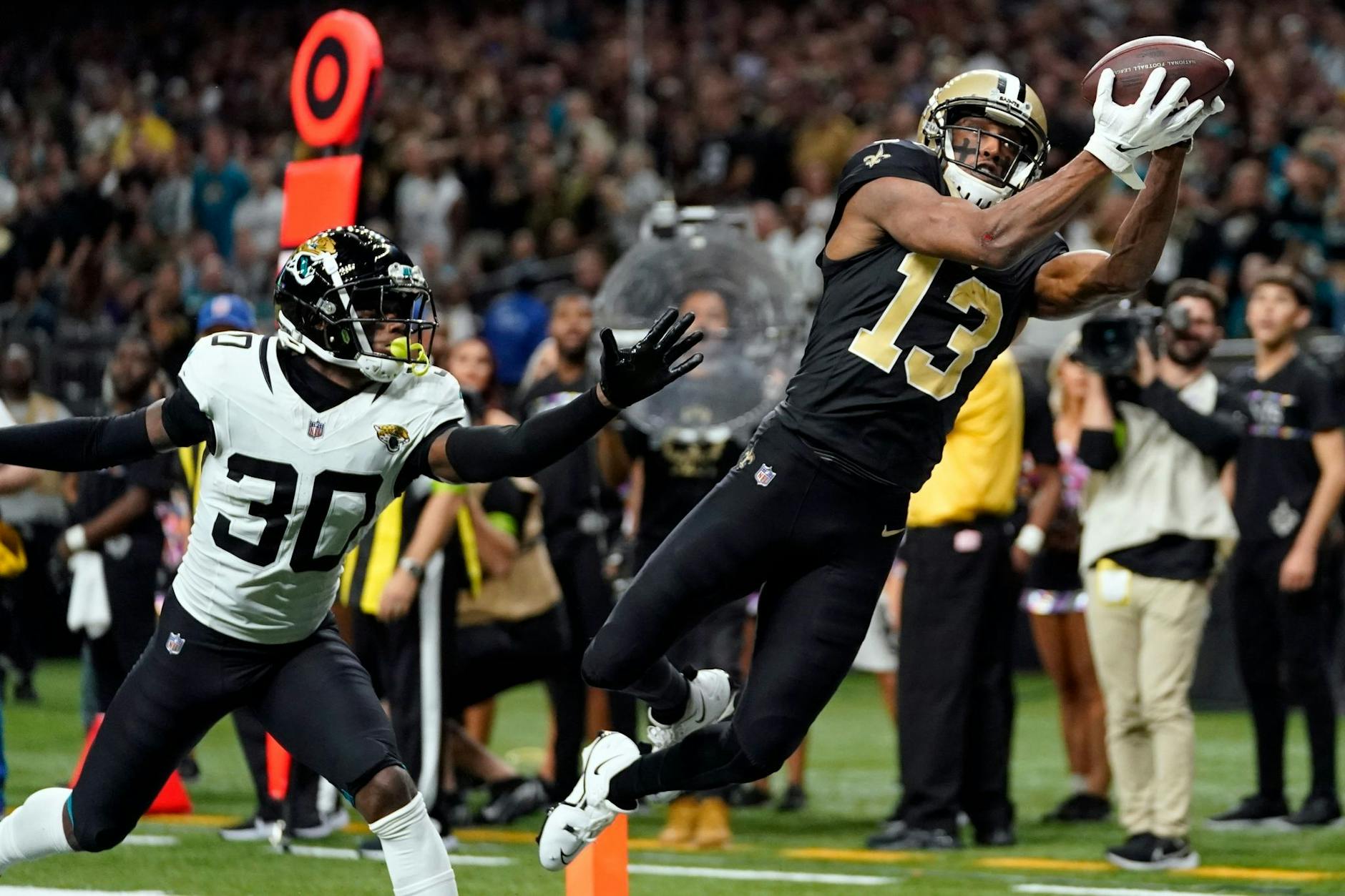 Touchdown: Im NFL-Spiel der New Orleans Saints gegen die Jacksonville Jaguars fängt Wide Receiver Michael Thomas (r) von New Orleans den Ball in der Endzone. Jaguars-Cornerback Montaric Brown kommt zu spät.