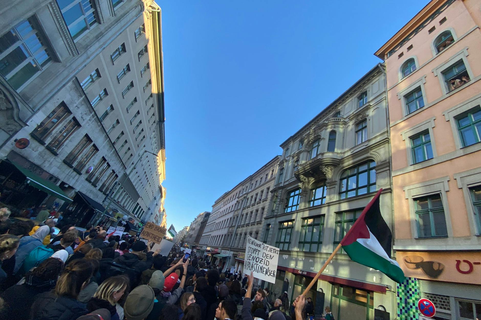 Pro-palästinensische Demonstranten ziehen vom Oranienplatz aus Richtung Hermannplatz
