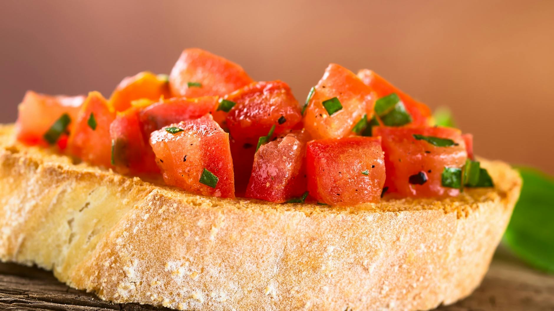 Das spanische Tomatenbrot hat Ähnlichkeit mit italienischem Bruschetta – hier gehört laut Rezept aber kein Basilikum zu den Zutaten.