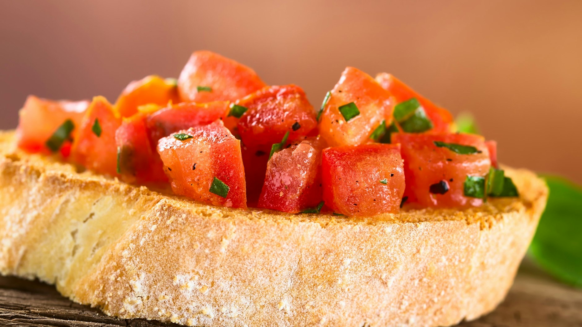 Das spanische Tomatenbrot hat Ähnlichkeit mit italienischem Bruschetta – hier gehört laut Rezept aber kein Basilikum zu den Zutaten.