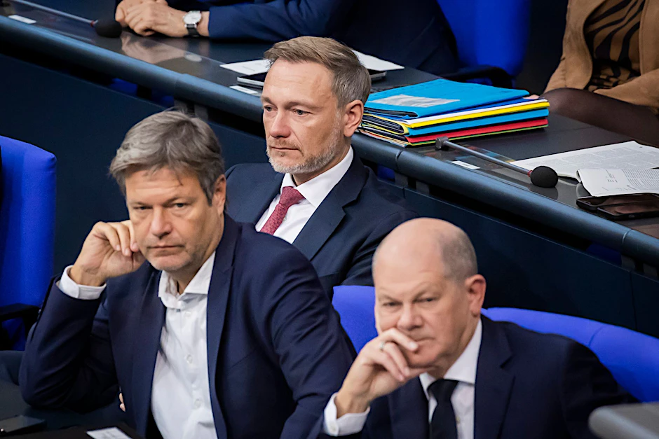 Bundeskanzler Olaf Scholz (SPD, r-l), Finanzminister Christian Lindner (FDP) und Wirtschaftsminister Robert Habeck (Bündnis 90/Die Grünen).  