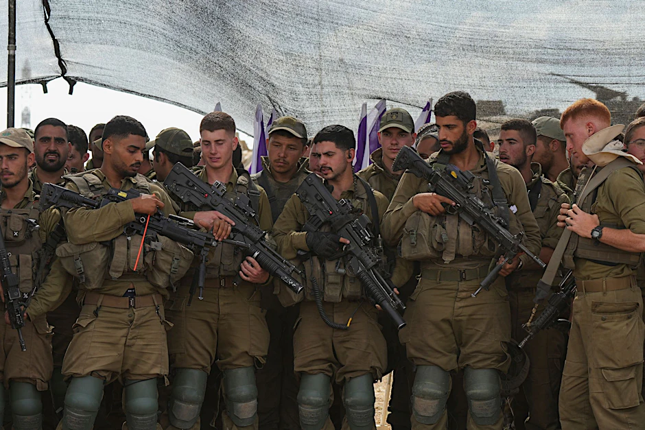 Israelische Soldaten hören dem israelischen Verteidigungsminister Gallant während dessen Truppenbesuchs zu.  
