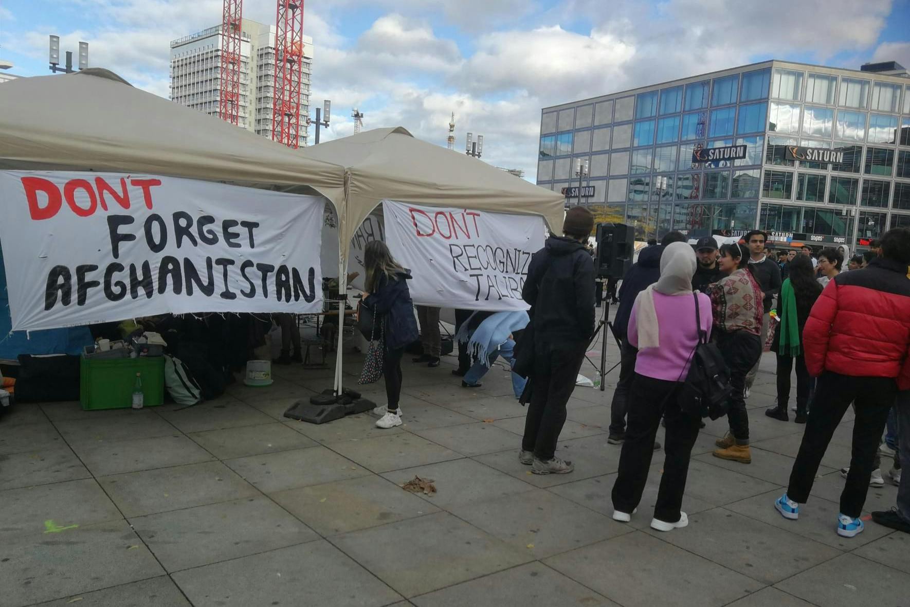 Die Demonstranten auf dem Alexanderplatz protestieren gegen die Talibanherrschaft in Afghanistan.