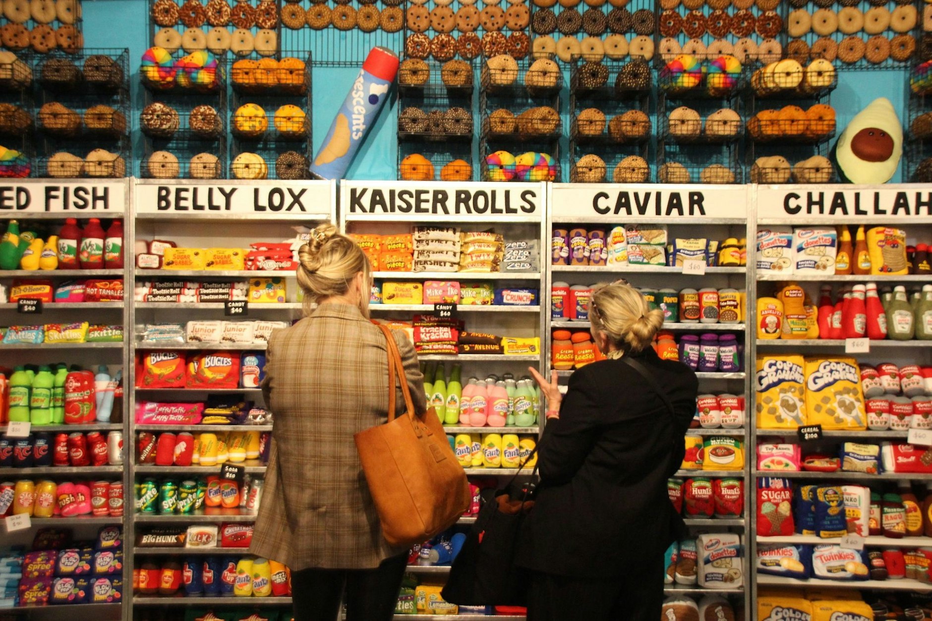 PRODUKTION - Bei «Feltz Bagels» im New Yorker East Village gibt es Bagels mit Frischkäse, Süßigkeiten oder auch einen Kaffee im Becher - allerdings alles aus Filz. Der Kiosk ist eine Idee der britischen Künstlerin Lucy Sparrow, die zuvor bereits einen kompletten Lebensmittelladen aus Filz am Rockefeller Center betrieb.  