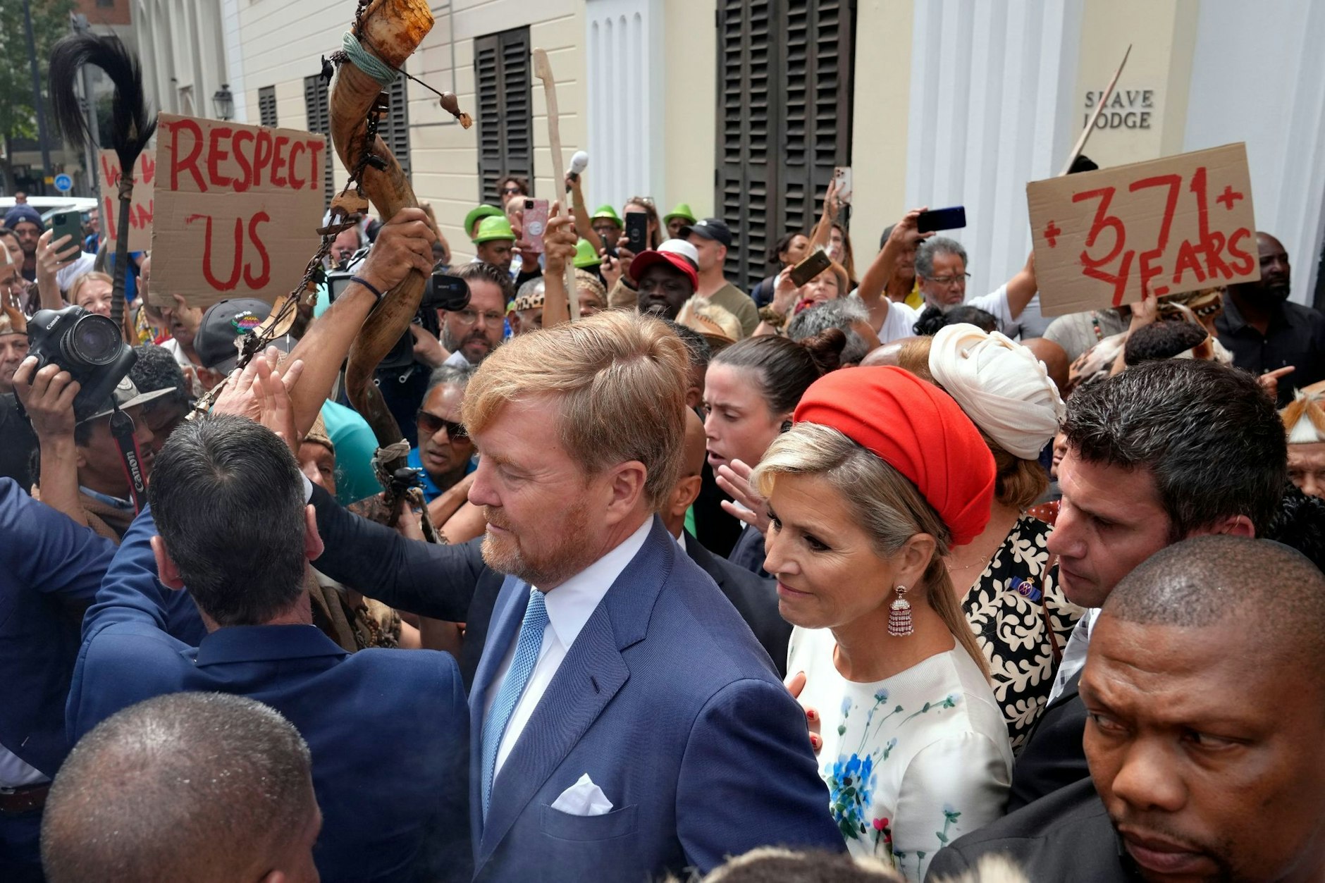 Wütende Demonstranten bedrängen das niederländische Königspaar, König Willem Alexander und Königin Maxima, nach ihrem Besuch im Museum zur Sklaverei-Geschichte in Kapstadt.