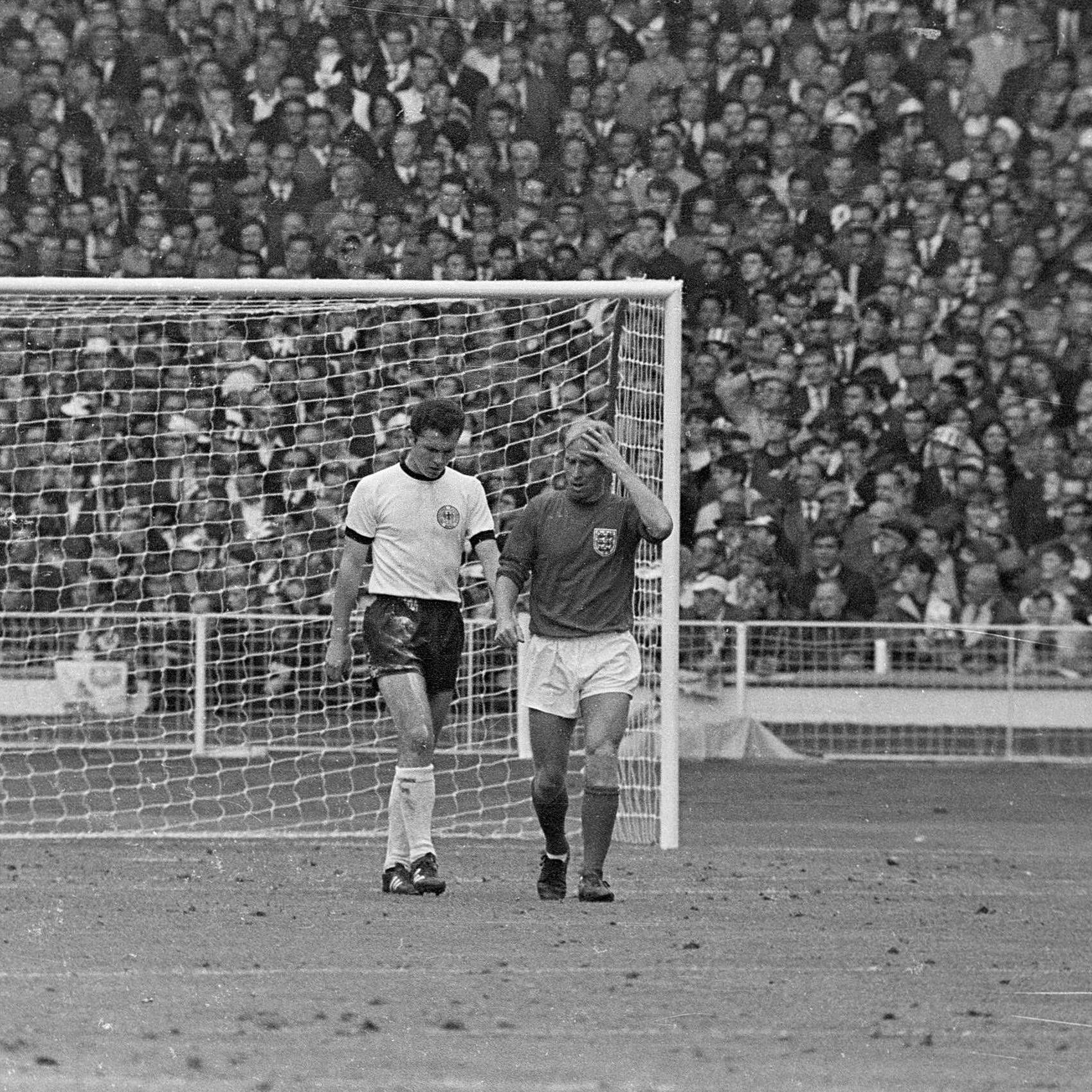 Bobby Charlton und Franz Beckenbauer abgekämpft beim WM-Finale 1966, welches England mit 4:2 gegen Deutschland gewann.