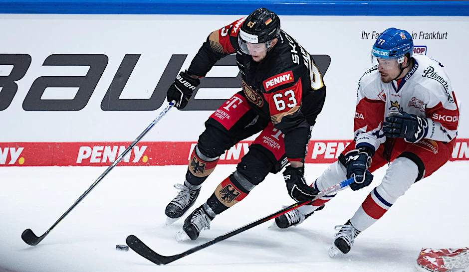 ARCHIV - Er verlängert seinen Vertrag beim DEL-Club Schwenninger Wild Wings bis 2025: Alexander Karachun.  