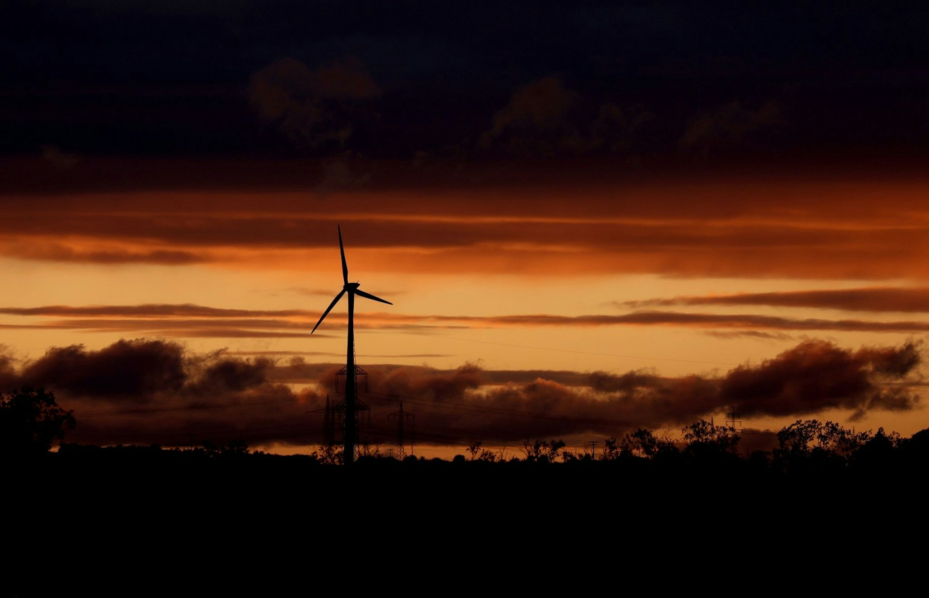 dpatopbilder - Ein Windrad steht im Sonnenuntergang unter aufziehenden Wolken im bayrischen Biebelried.  