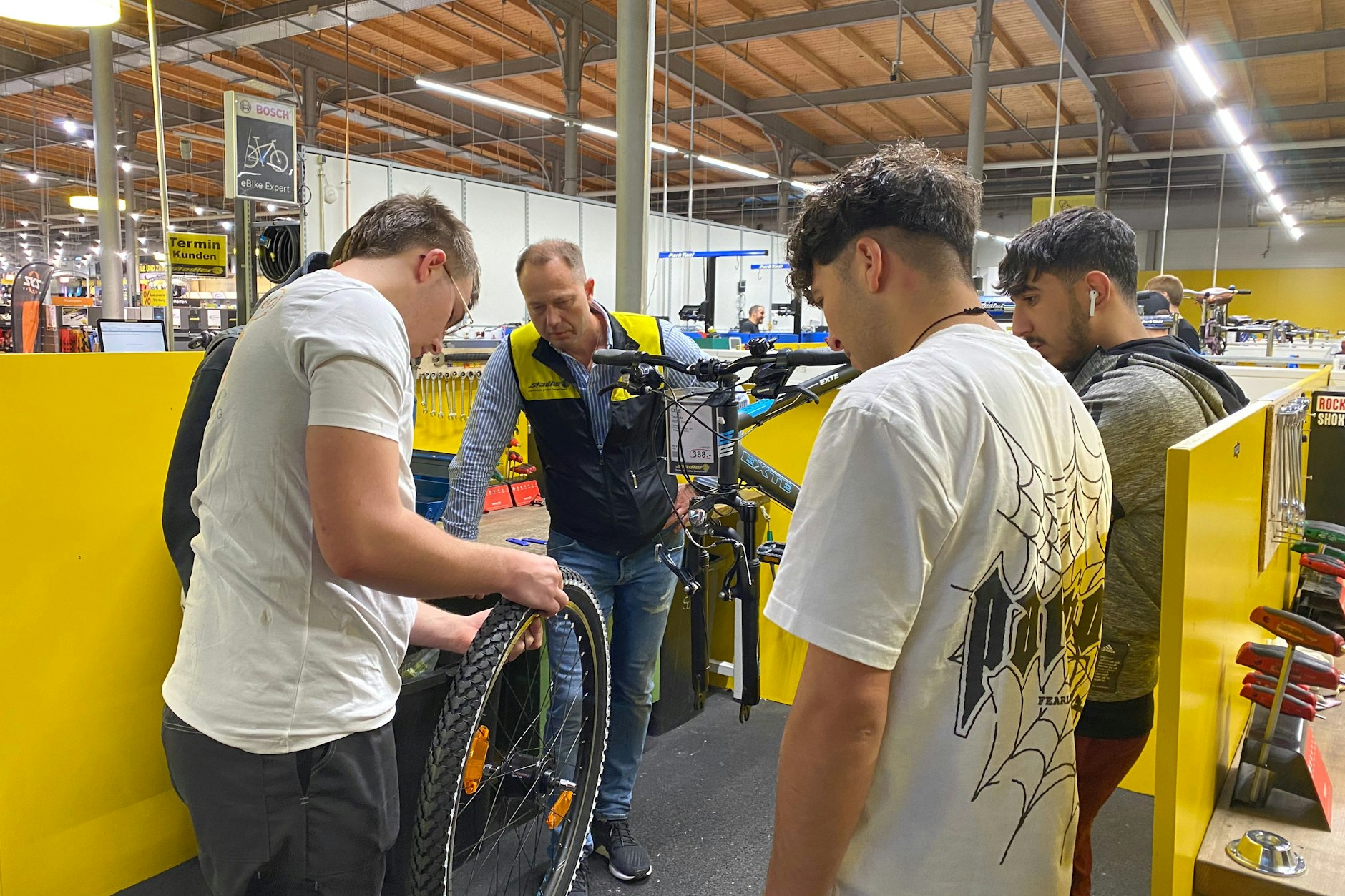 Jugendliche beim Event im Zweirad-Center Stadler in Prenzlauer Berg