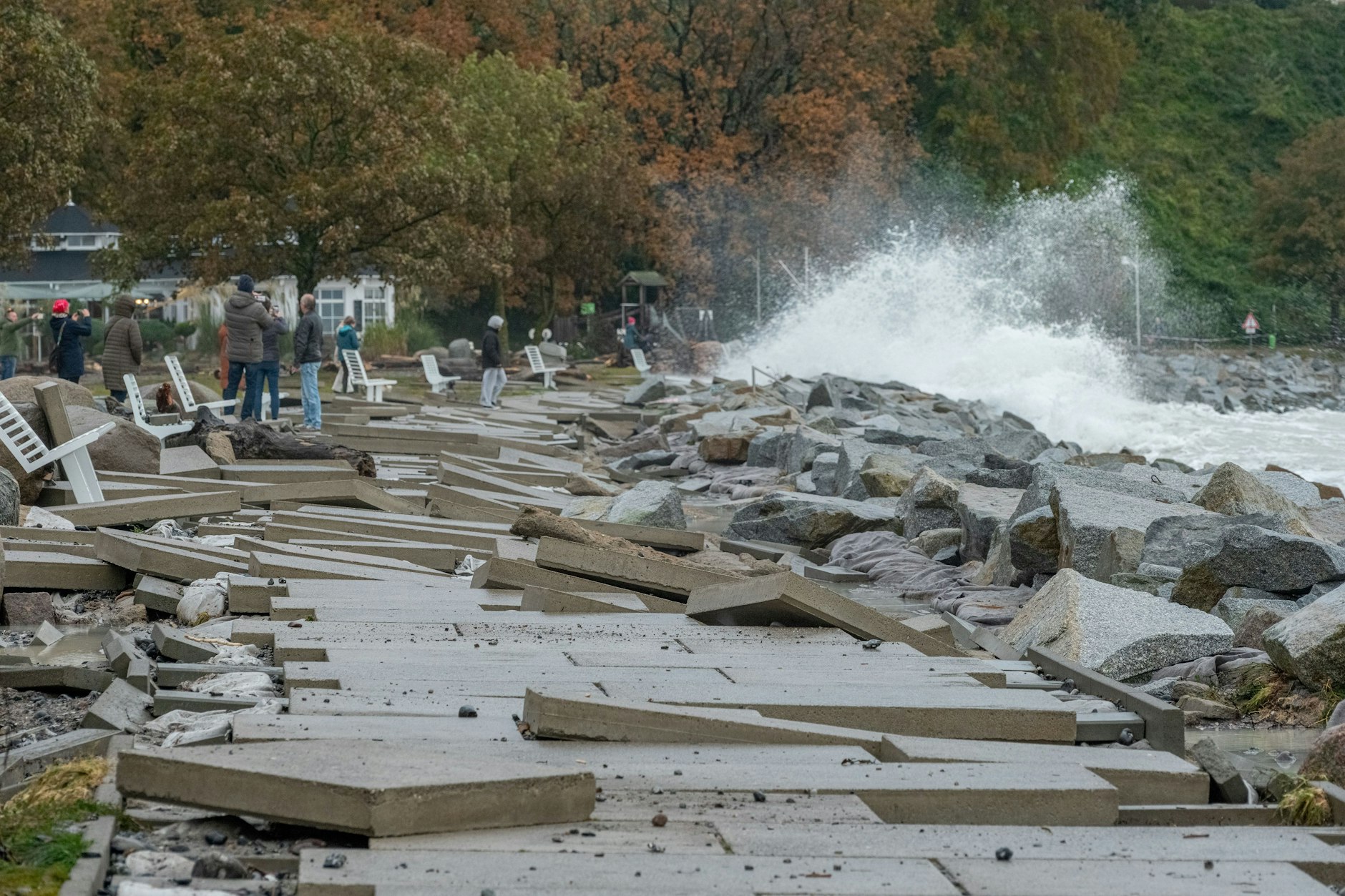 Die ersten Bilder der Strandpromenade von Sassnitz zeigen: Hier hat die Sturmflut an der Ostsee Spuren hinterlassen.
