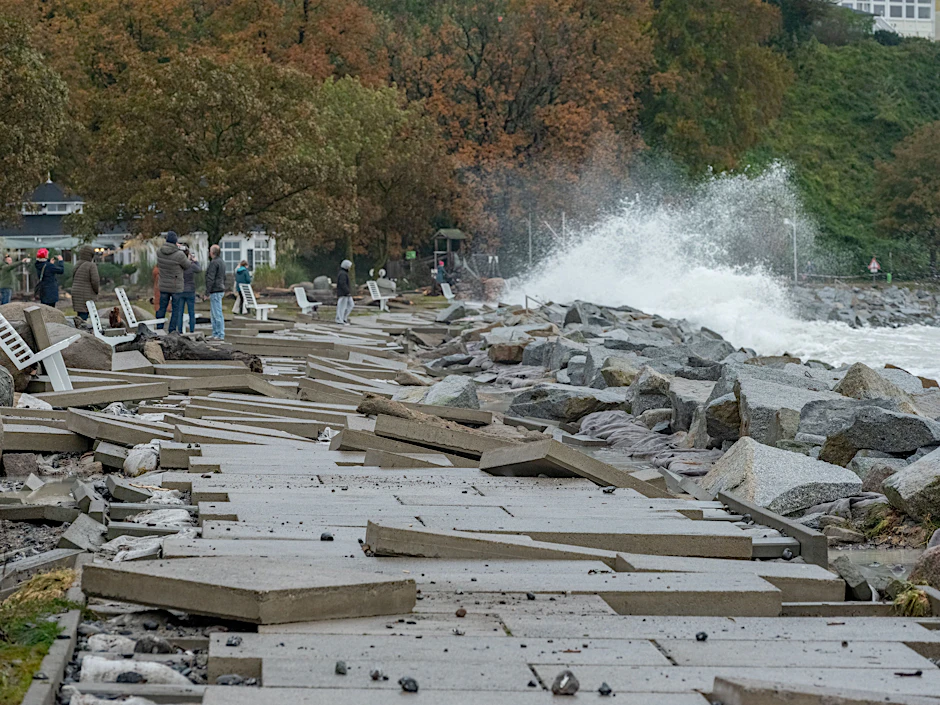 Die ersten Bilder der Strandpromenade von Sassnitz zeigen: Hier hat die Sturmflut an der Ostsee Spuren hinterlassen.