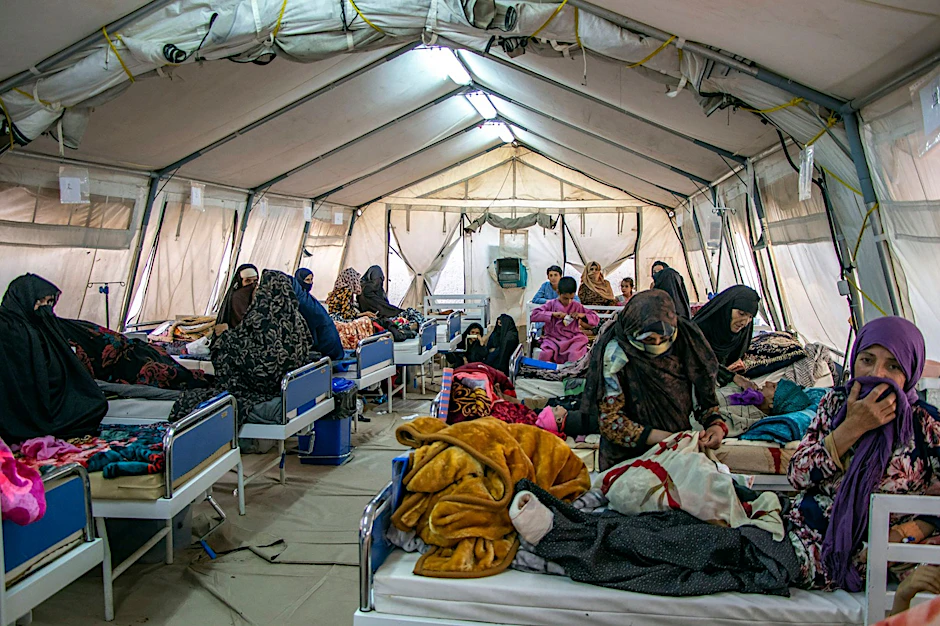 Verletzte werden nach starken Erdbeben in der Provinz Herat im Westen Afghanistans in einem Zelt behandelt.  a