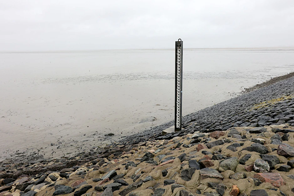 Extrem niedrig ist der Wasserstand an der Mole am Fähranleger in Dagebüll im Westen Schleswig-Holsteins.  