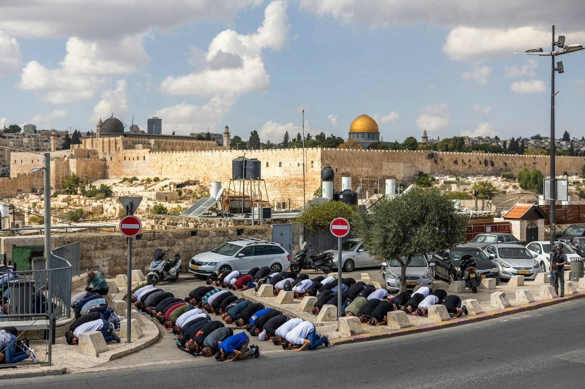 Muslime halten das Freitagsgebet an einer Straße in Jerusalem ab, nachdem ihnen Israelische Polizisten den Zutritt zur Altstadt verwehrten.  