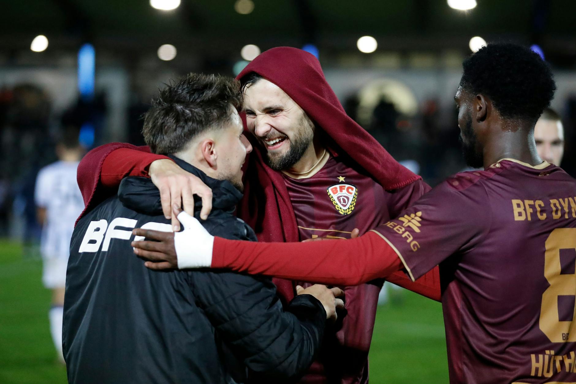 Tobias Stockinger, Rufat Dadashov und McMoordy Hüther (v.l.) feiern das 2:1 des BFC Bei Hertha BSC II.