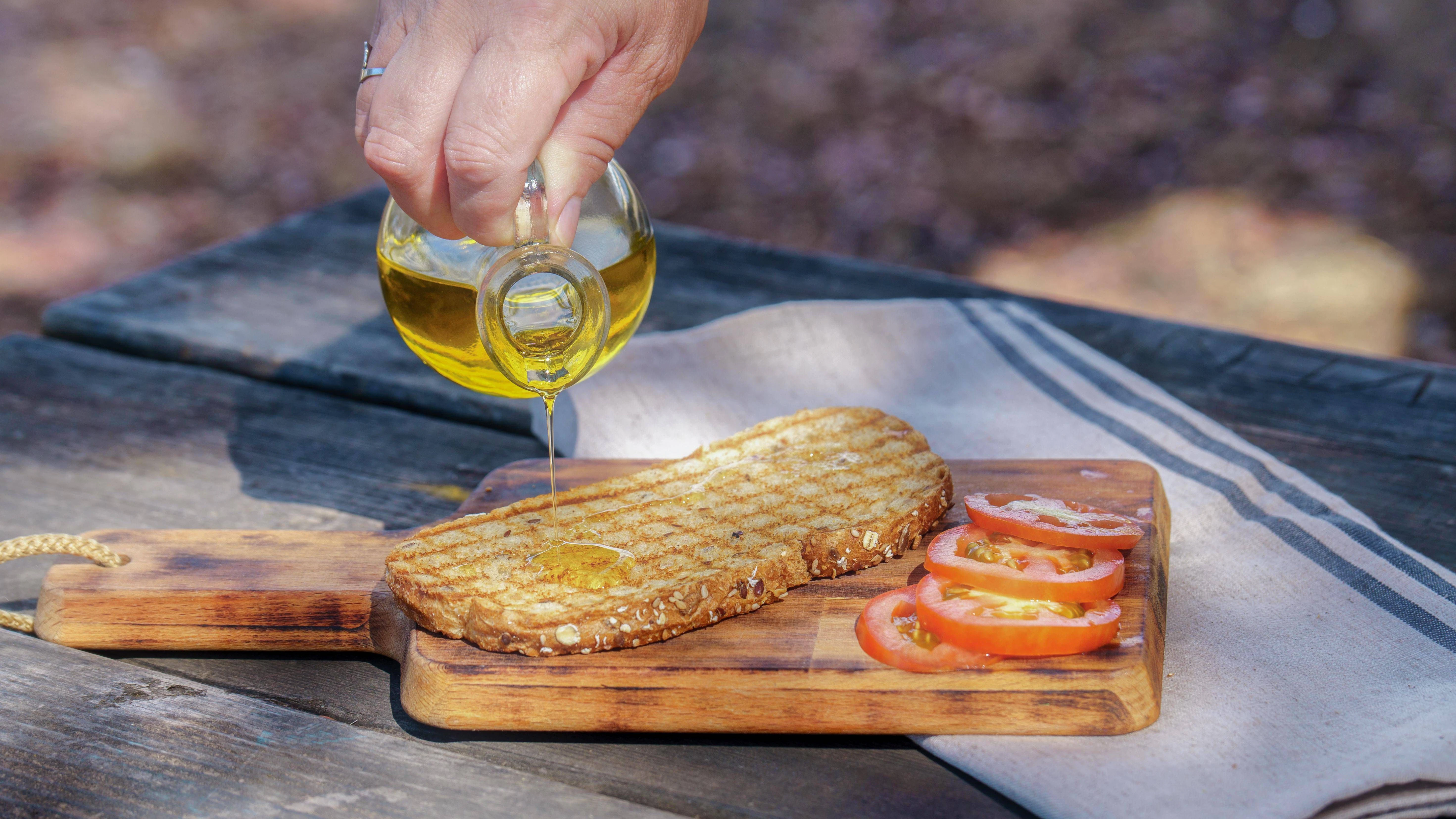 Angeröstetes Brot mit Tomaten: eine leckere Kombination, die nicht nur in der italienischen Küche funktioniert, wie das Rezept für Tostada Tomate zeigt