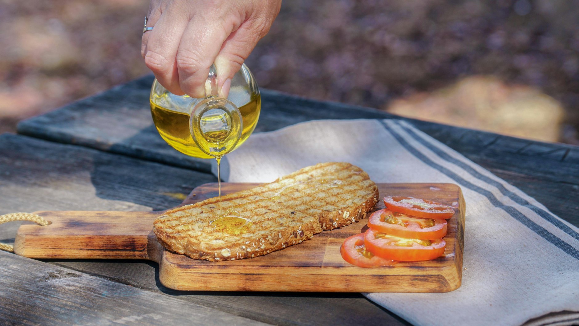Angeröstetes Brot mit Tomaten: eine leckere Kombination, die nicht nur in der italienischen Küche funktioniert, wie das Rezept für Tostada Tomate zeigt