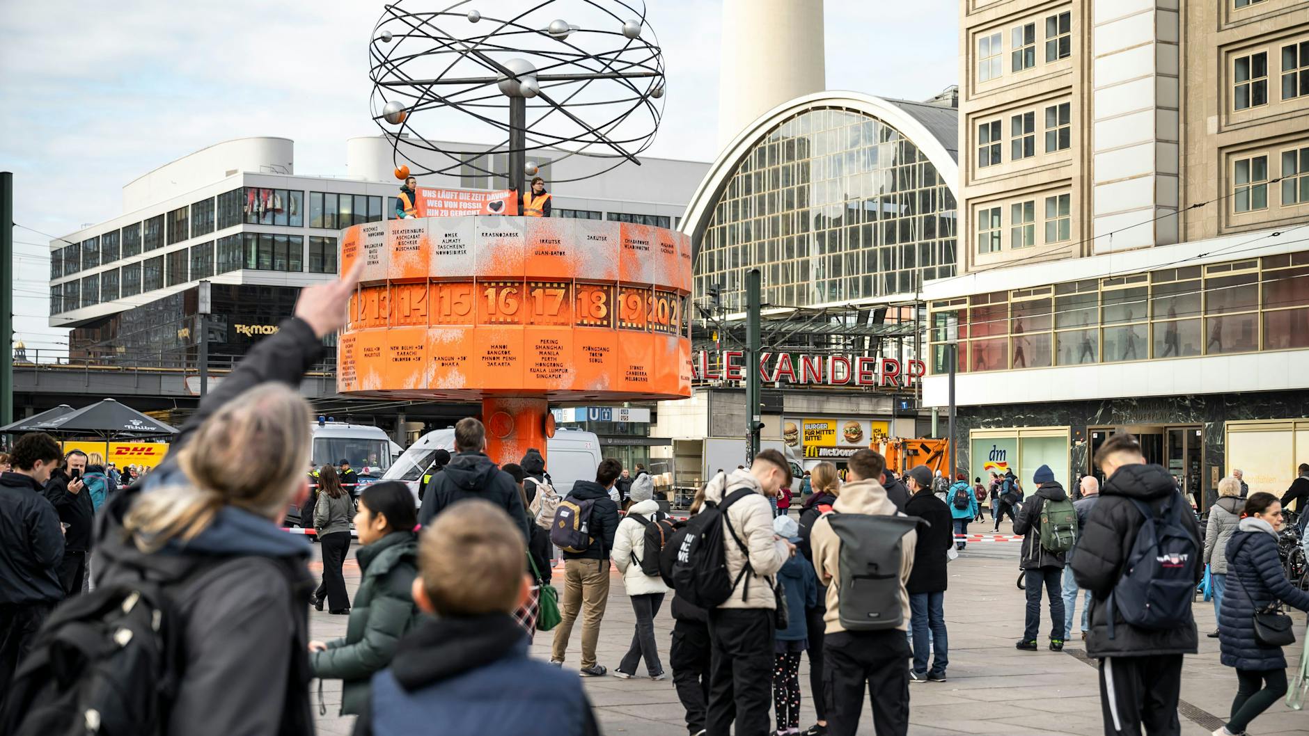 Auch die Weltzeituhr wurde mit Farbe beschmiert, konnte allerdings inzwischen wieder gereinigt werden.