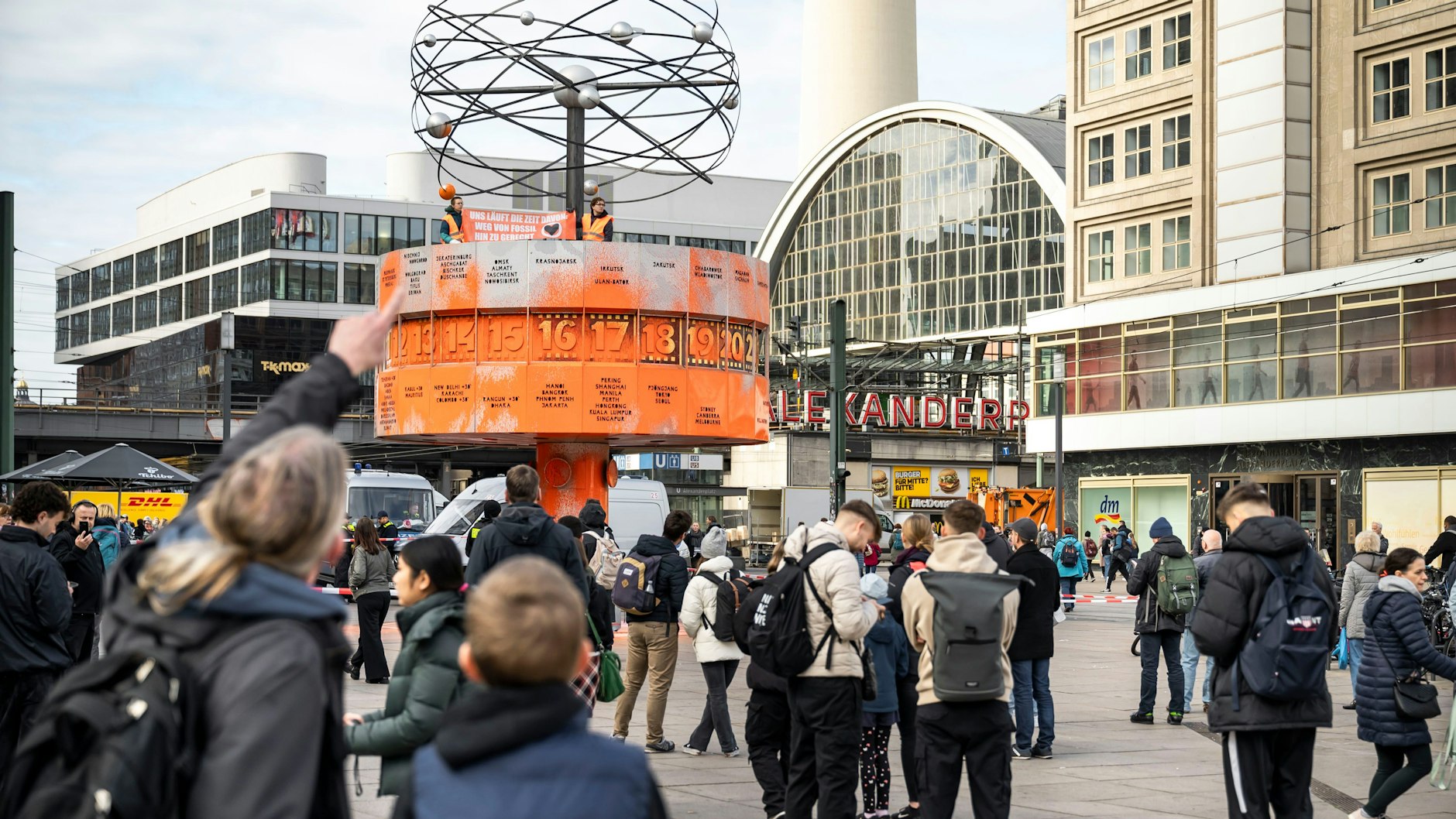 Auch die Weltzeituhr wurde mit Farbe beschmiert, konnte allerdings inzwischen wieder gereinigt werden.
