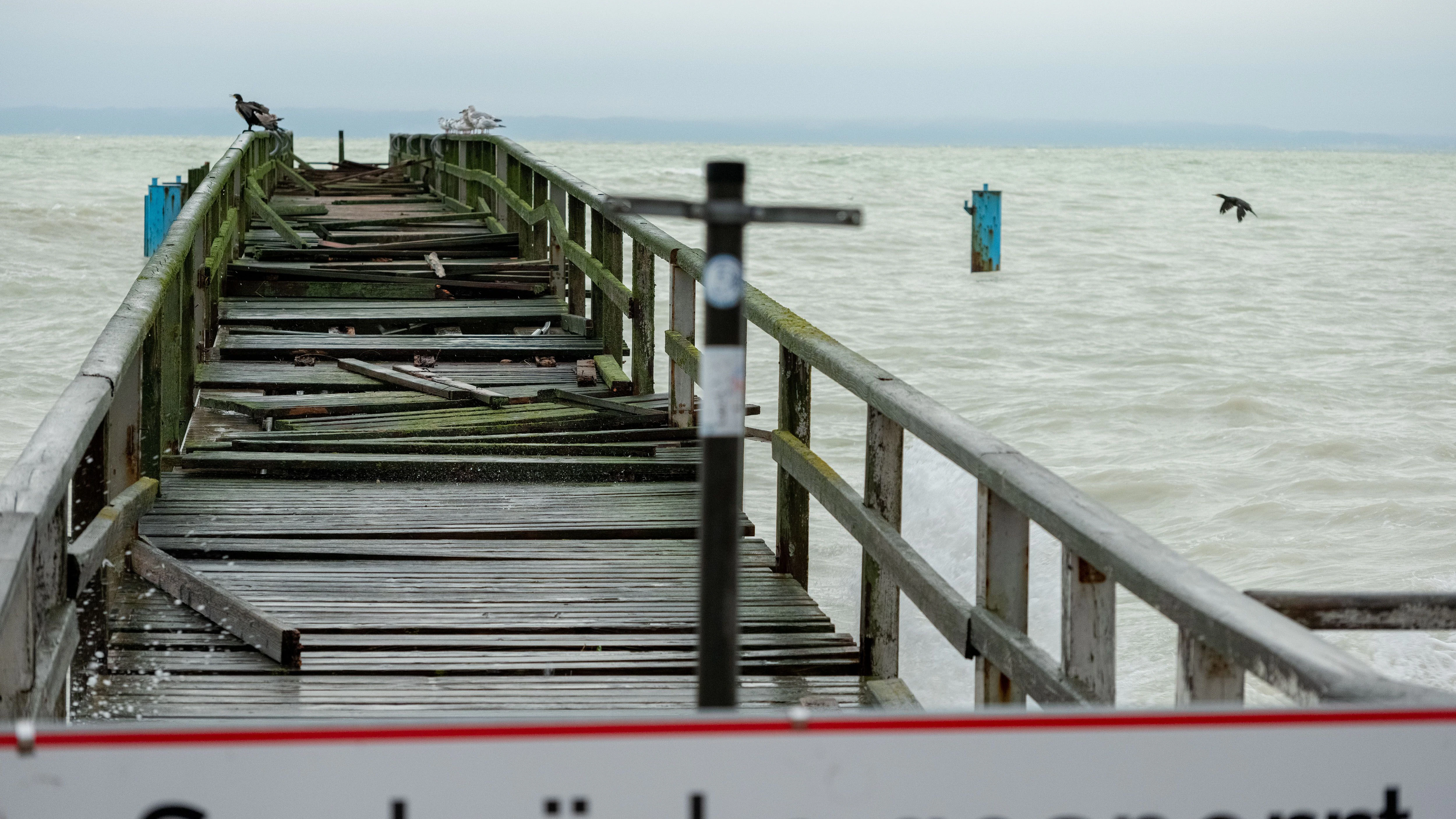 Die ohnehin baufällige Seebrücke in Sassnitz auf Rügen wurde von den Wellen der Sturmflut stark beschädigt.
