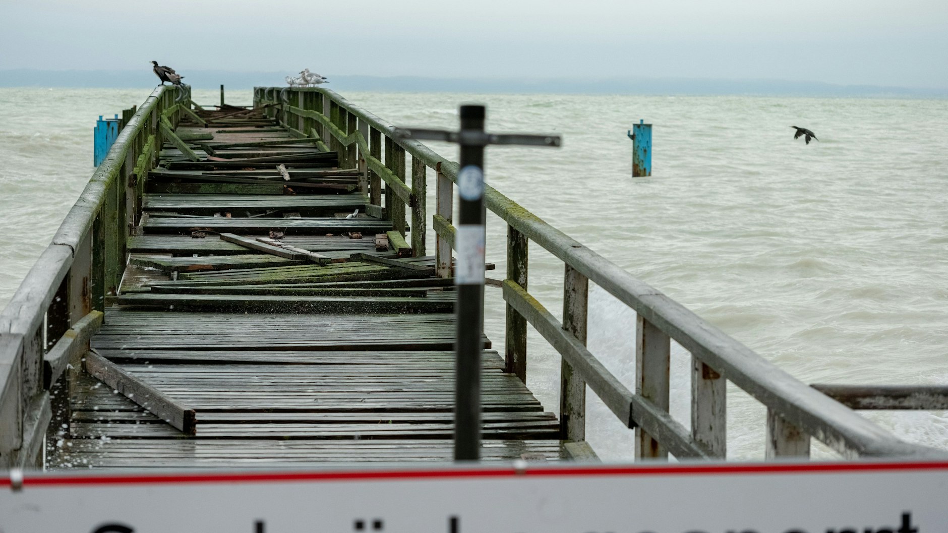Die ohnehin baufällige Seebrücke in Sassnitz auf Rügen wurde von den Wellen der Sturmflut stark beschädigt.