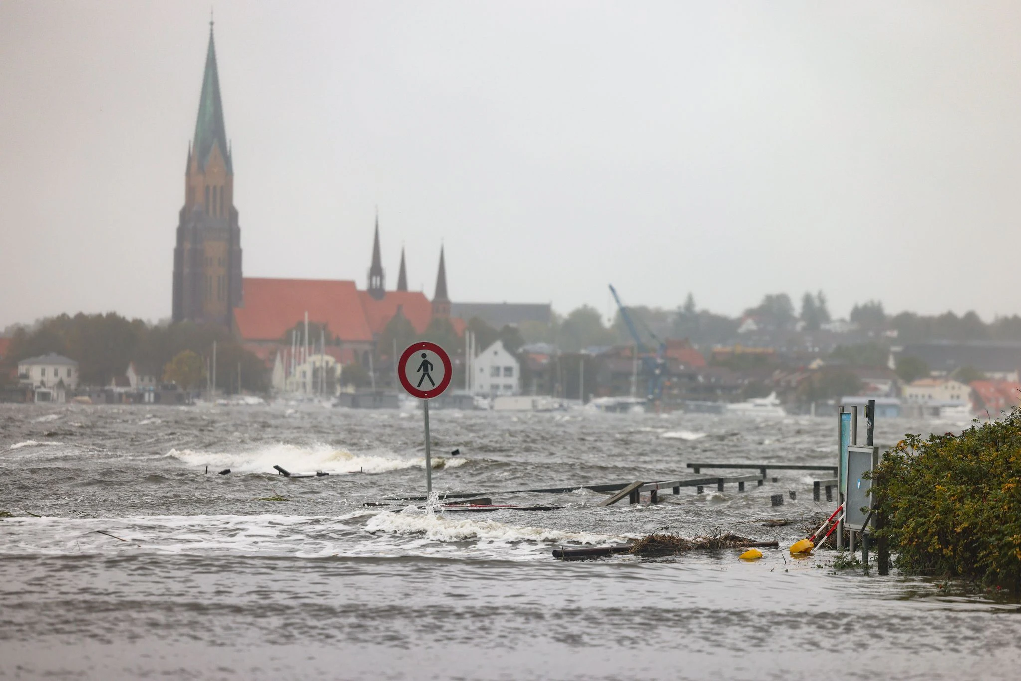 Das Wasser aus der Schlei überschwemmt einen Bootshafen in Schleswig.  