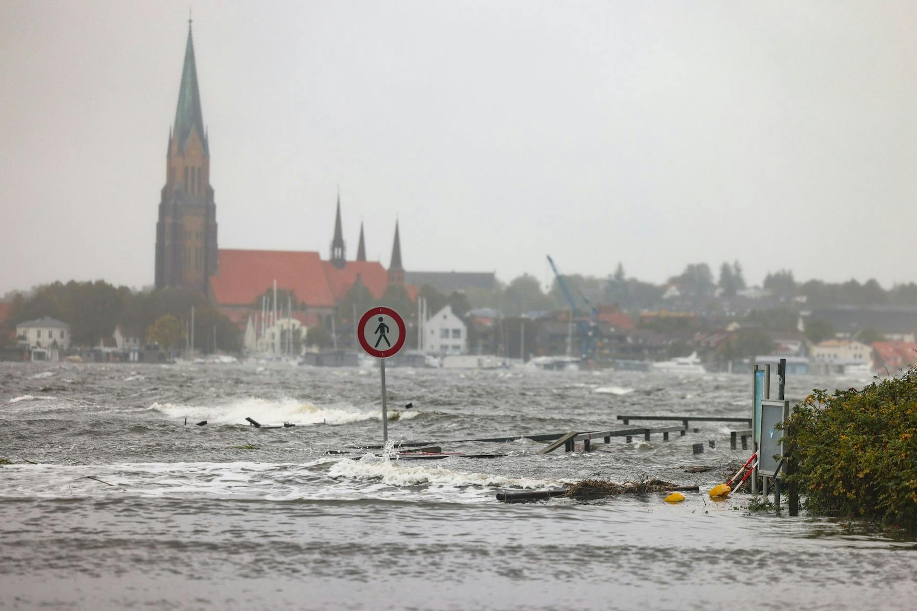 Das Wasser aus der Schlei überschwemmt einen Bootshafen in Schleswig.