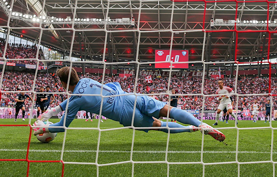 Bochums Torwart Manuel Riemann hält gegen RB Leipzig zwei Strafstöße.  