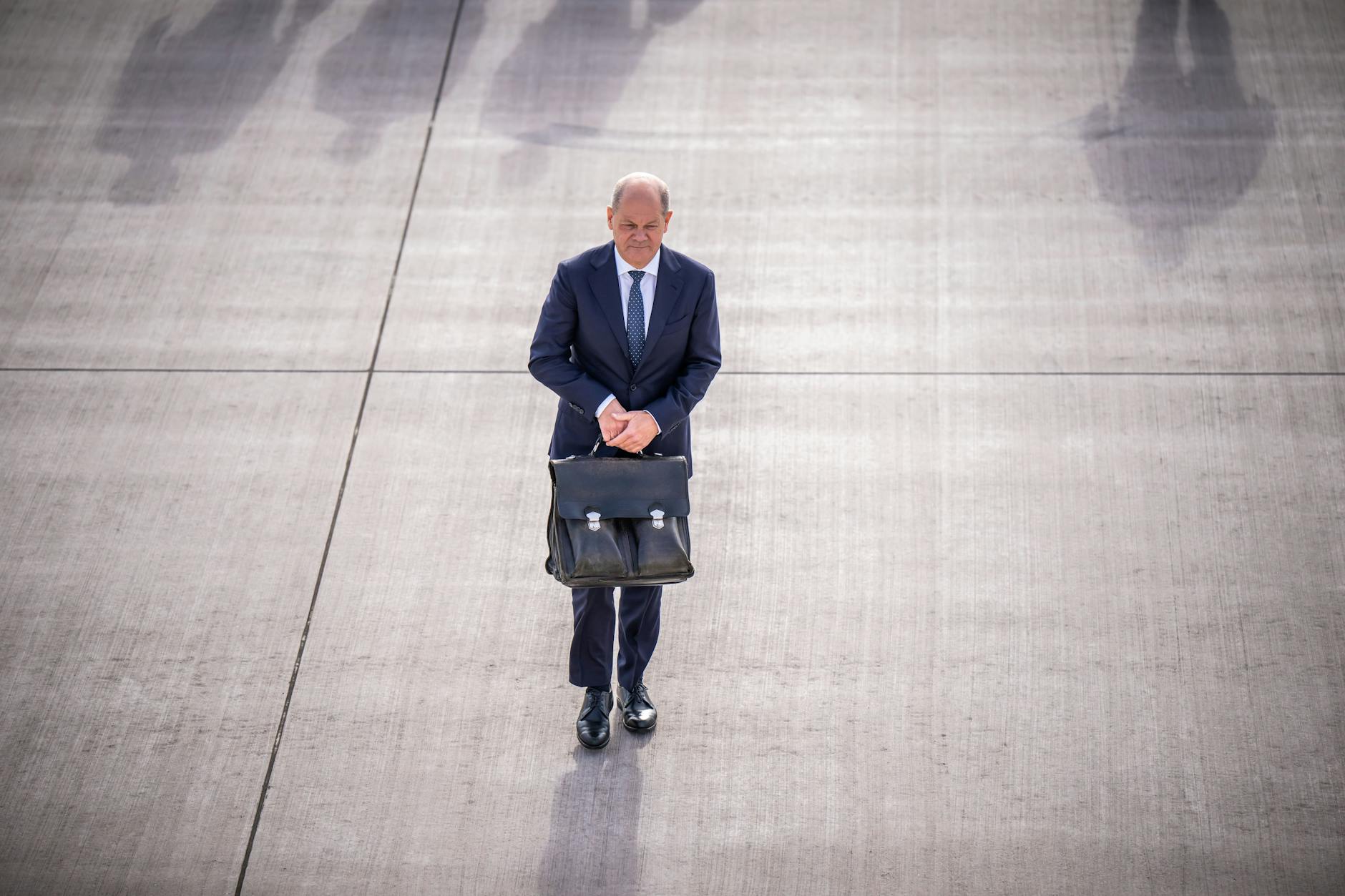 „Der stärkste Mann, auf den Deutschland sich derzeit einigen kann, ist der Bundeskanzler. Und auch das nur, weil er ein Schlumpf ist, eine Comicfigur, die sein öffentliches Bild infantilisiert und verdaulich macht“, schreibt unser Autor.